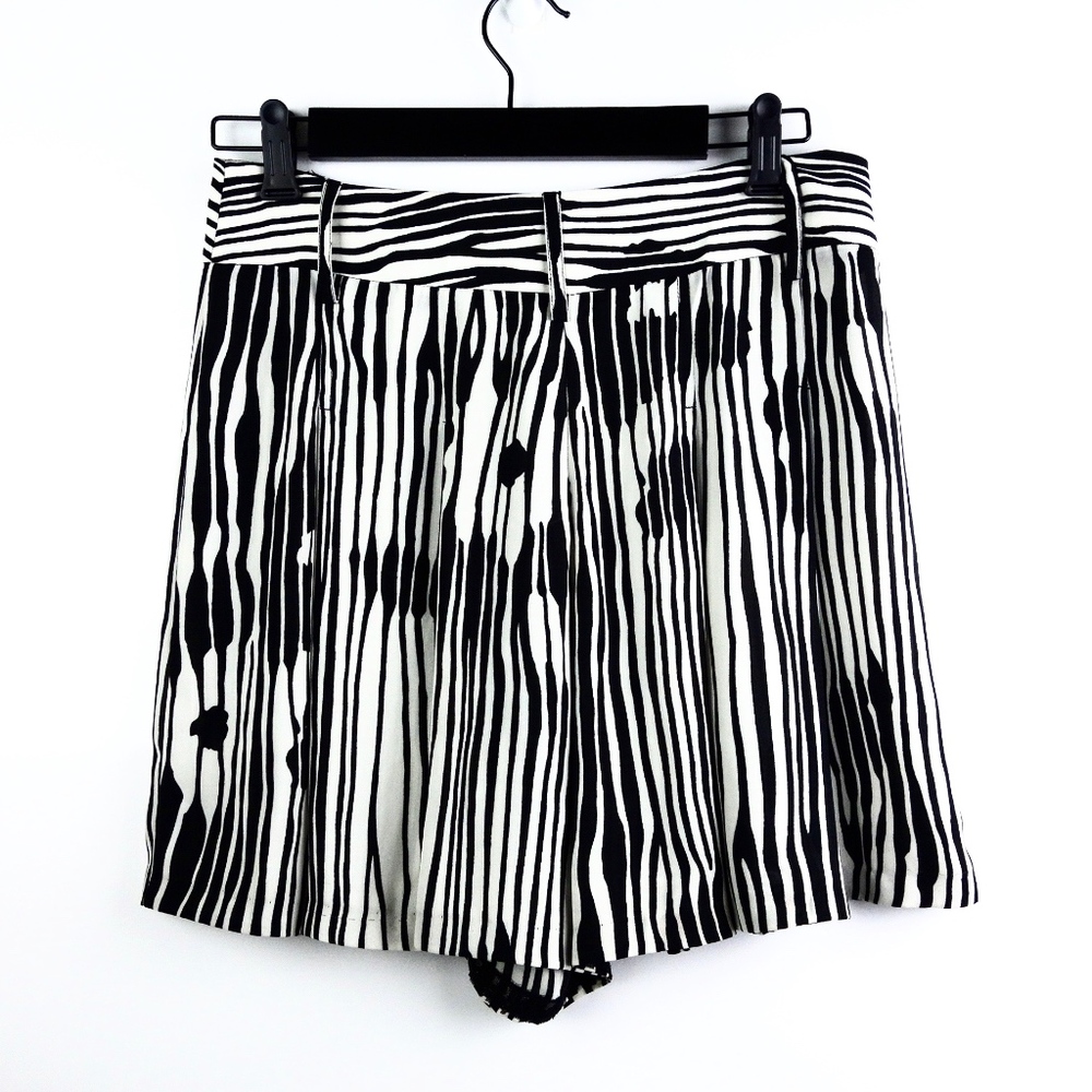 [ SOLD ] Alice + Olivia > Pleated Striped Shorts - Picture 2 of 8